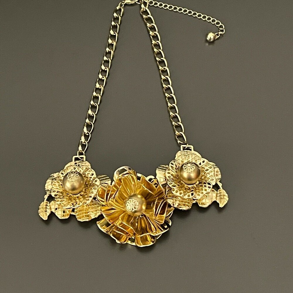 Gold-tone Flowers Floral Chains‎ Women's Fashion Necklace NWOT